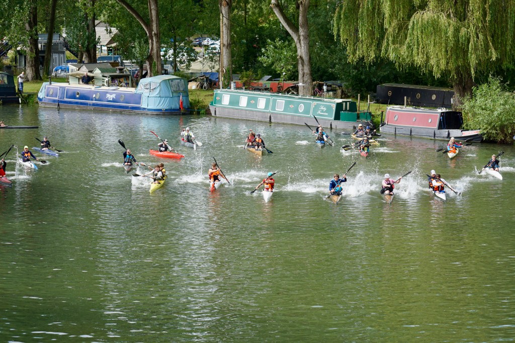 Under the orange moon: racers start the long night of the Thames 200&nbsp;Ultra